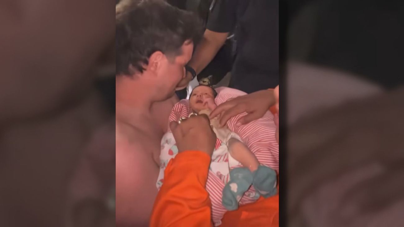 Milagro en medio de los escombros: rescatados una madre y su bebé recién nacido en Venezuela