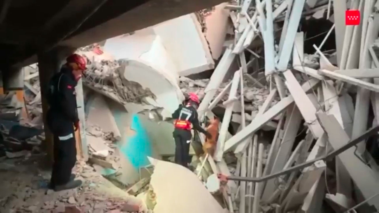 El equipo de emergencias de la Comunidad de Madrid  rescata a un anciano y sus dos nietos  bajo los escombros en Venezuela