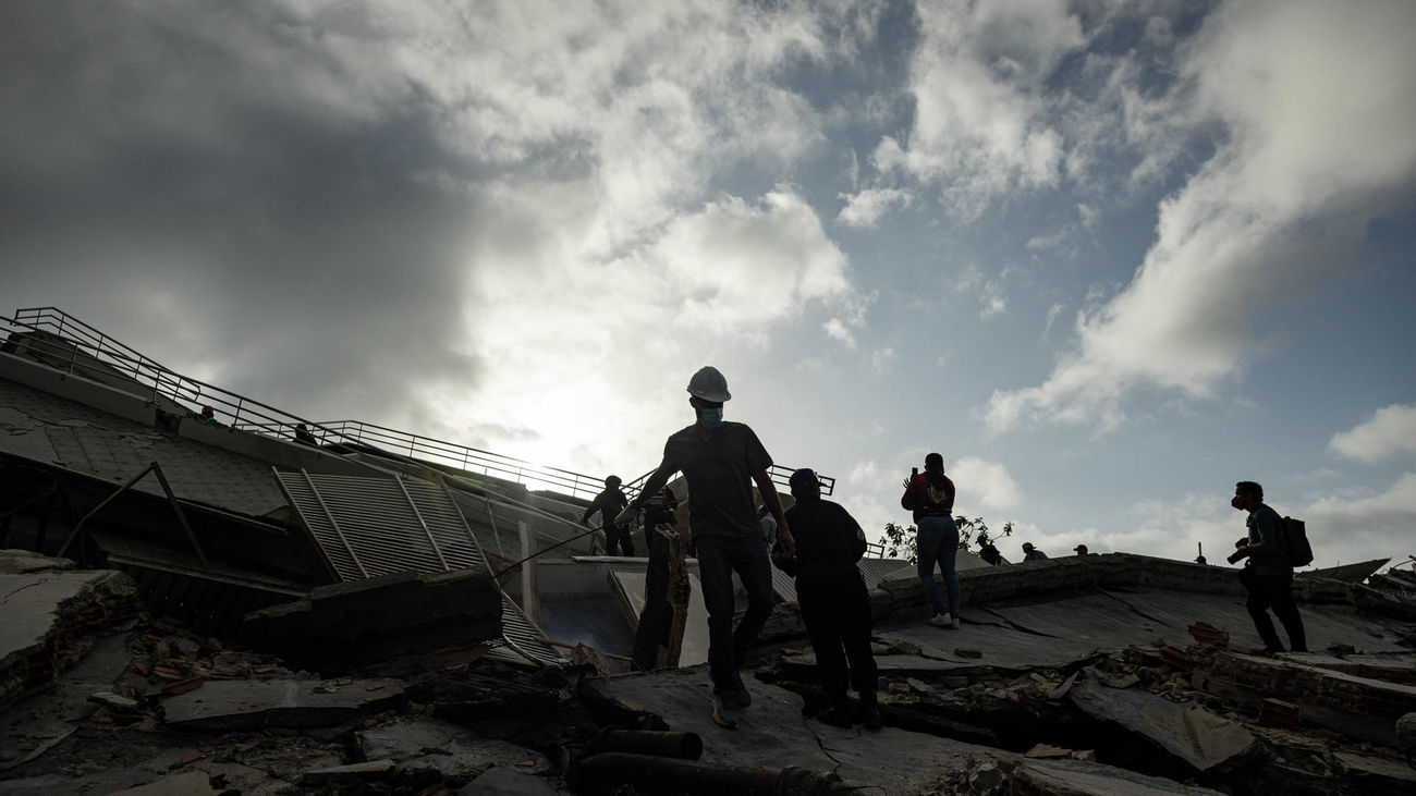 Rescatistas participan en labores de búsqueda en un edificio afectado por un terremoto