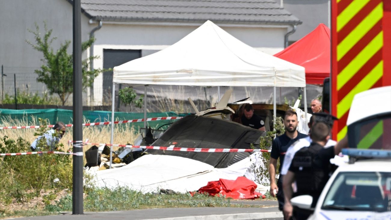Policía francesa en las inmediaciones de un accidente de avioneta