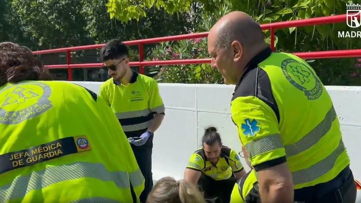Servicios de emergencias atienden a un hombre herido en Moratalaz