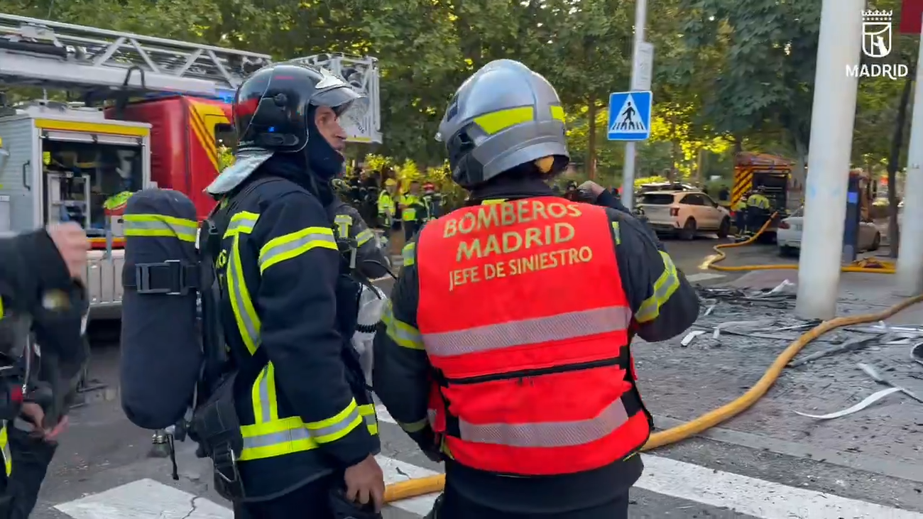 Cuatro intoxicados leves al incendiarse el salón de un piso en la avenida de Asturias de Madrid