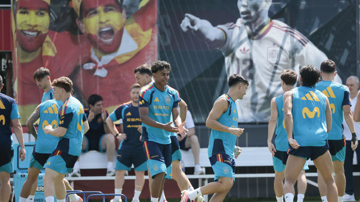 Laporte entrena con el grupo y apunta a titular ante Austria
