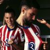 El Atlético presenta su nueva camiseta con el tridente de Neptuno en las rayas rojiblancas