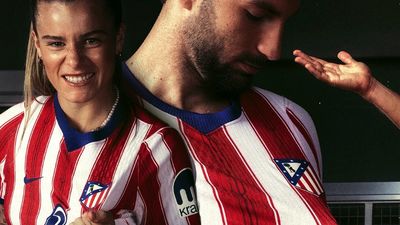 El Atlético presenta su nueva camiseta con el tridente de Neptuno en las rayas rojiblancas