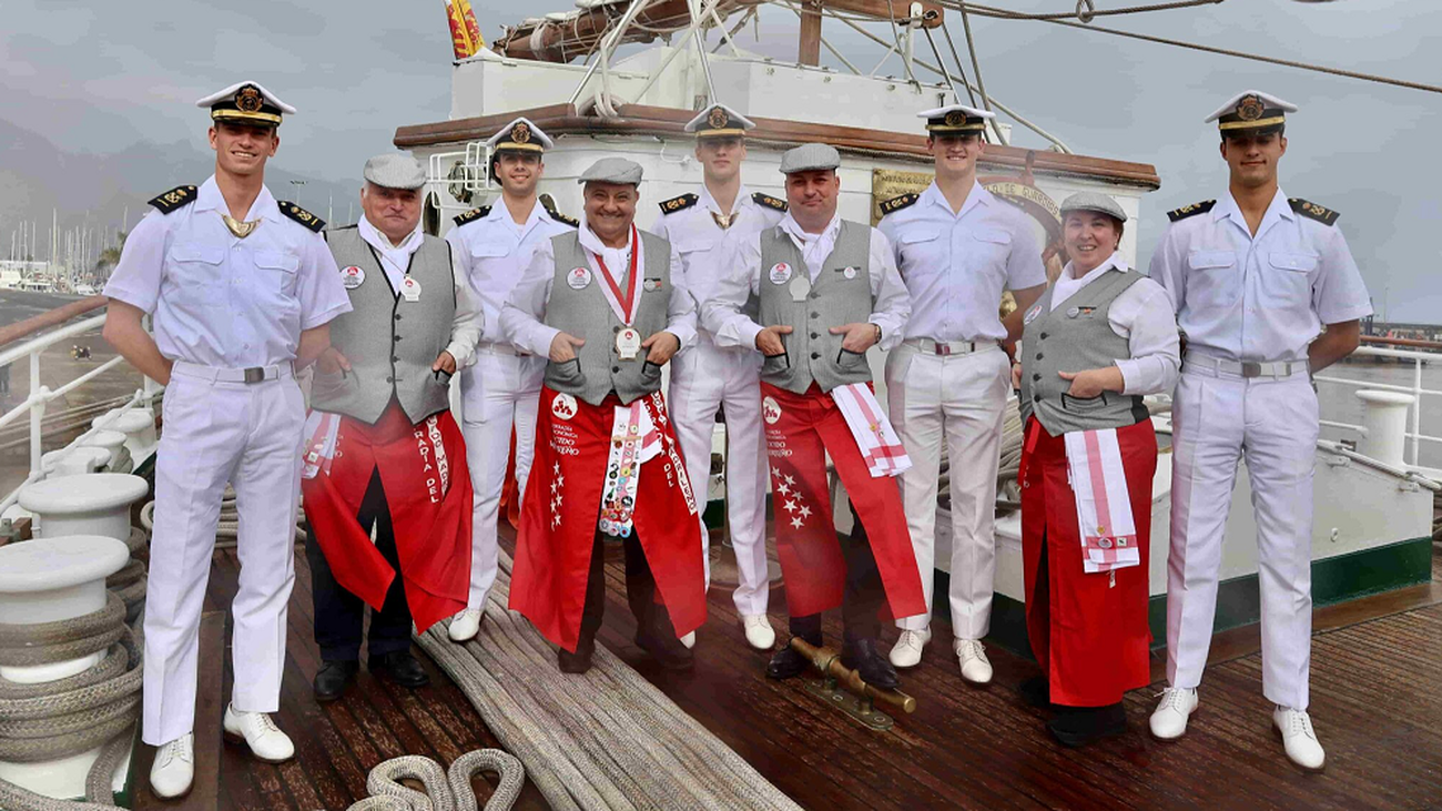 Miembros de la Cofradía Gastronómica del Cocido Madrileño y de la dotación del Juan Sebastián Elcano