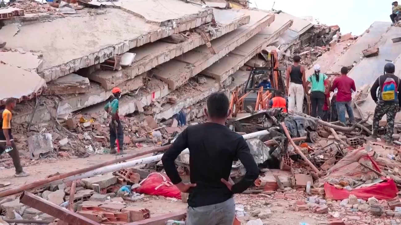 Los equipos de rescate, seis días después, continúan encontrando supervivientes bajo los escombros