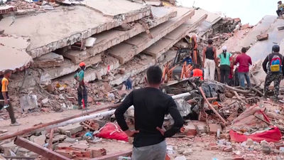 Los equipos de rescate, seis días después, continúan encontrando supervivientes bajo los escombros