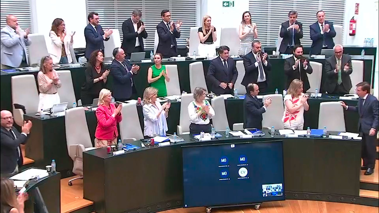 Almeida defiende un Madrid "que funciona" frente a una izquierda que le ve como un mero "comercial de Tecnocasa"