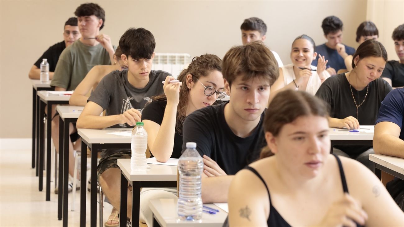 Estudiantes realizando la prueba de acceso a la Universidad (EVAU)
