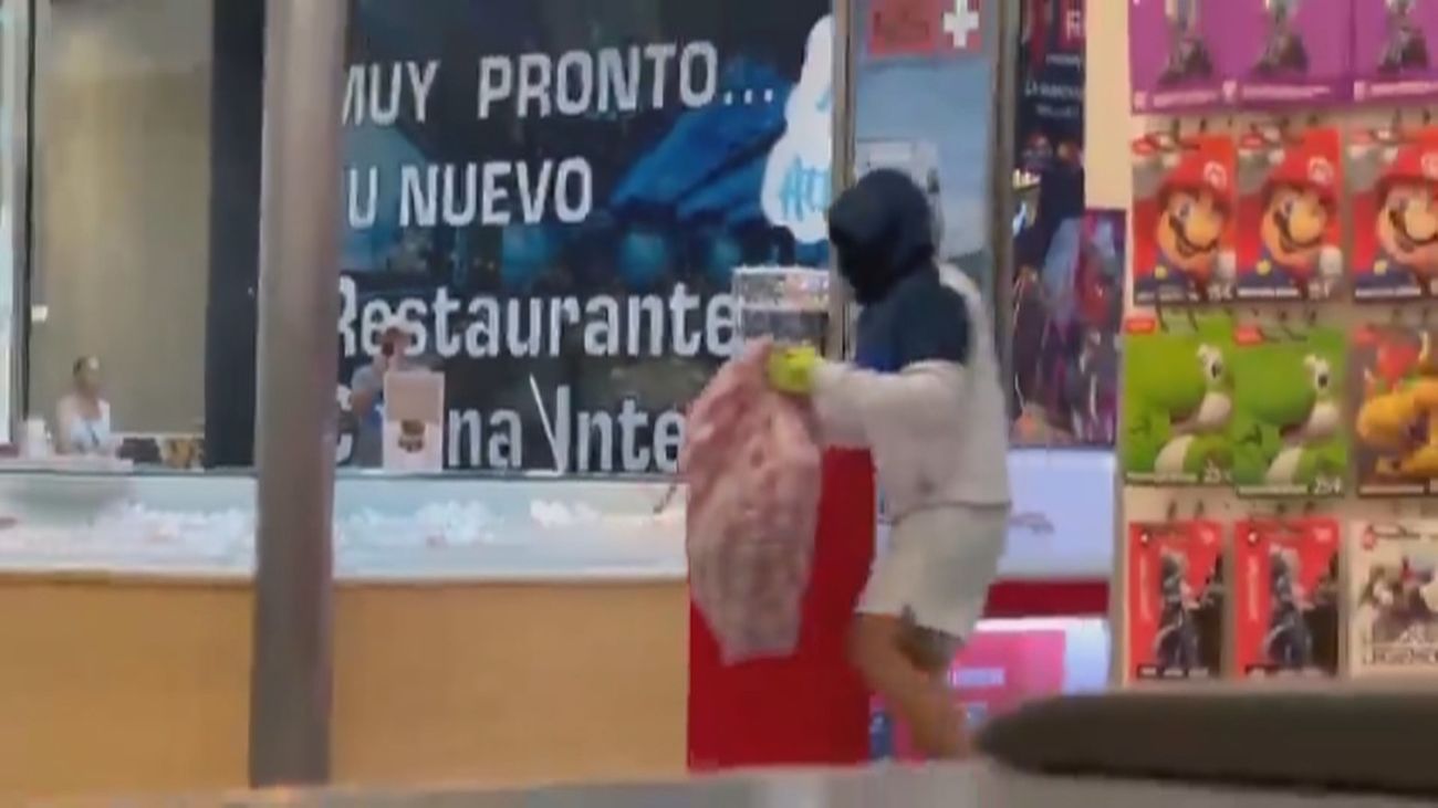 La Guardia Civil busca a los tres ladrones que robaron a punta de pistola en una joyería de Pinto