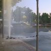 Un coche provoca un 'géiser' de agua frente a la Asamblea de Madrid