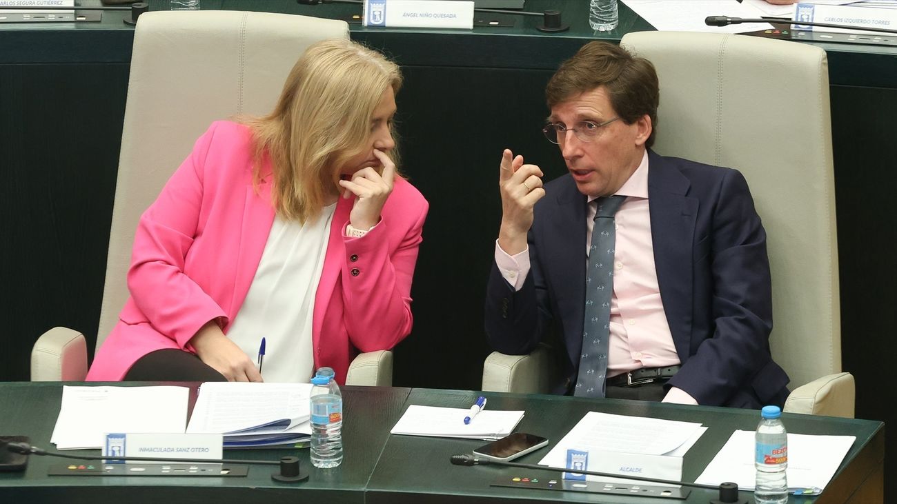 La vicealcaldesa de Madrid, Inma Sanz, y el alcalde, José Luis Martínez-Almeida