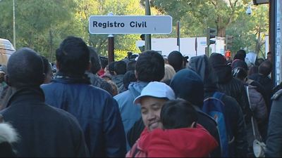 La regularización de inmigrantes desborda al Gobierno al doblarse el número previsto de solicitantes