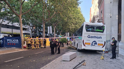 Más de 40 heridos, cinco críticos, al estrellarse un autocar contra un edificio en Lérida
