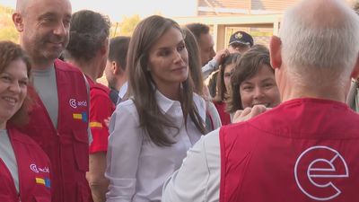 La reina Letizia despide a los ‘Chalecos Rojos’ que ponen rumbo a Venezuela