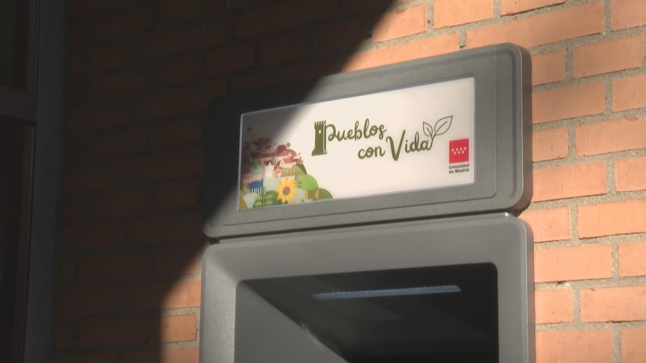 Ayuso inaugura en Batres el primer cajero automático instalado en pueblos sin banco