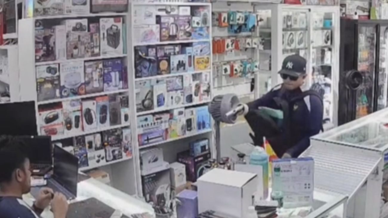 Atraco a punta de pistola en una tienda de telefonía de Madrid