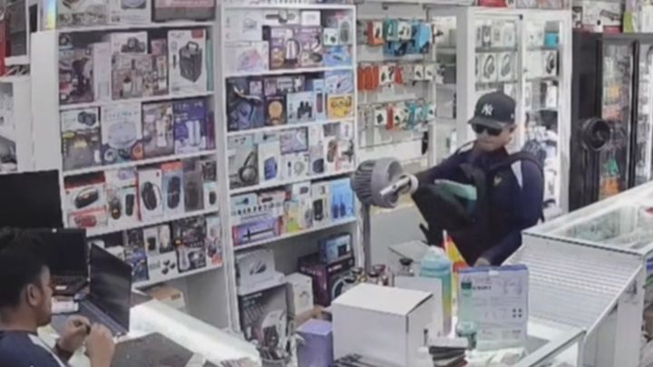 Atraco a punta de pistola en una tienda de telefonía de Madrid