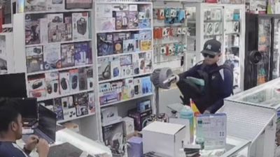 Atraco a punta de pistola en una tienda de telefonía de Madrid