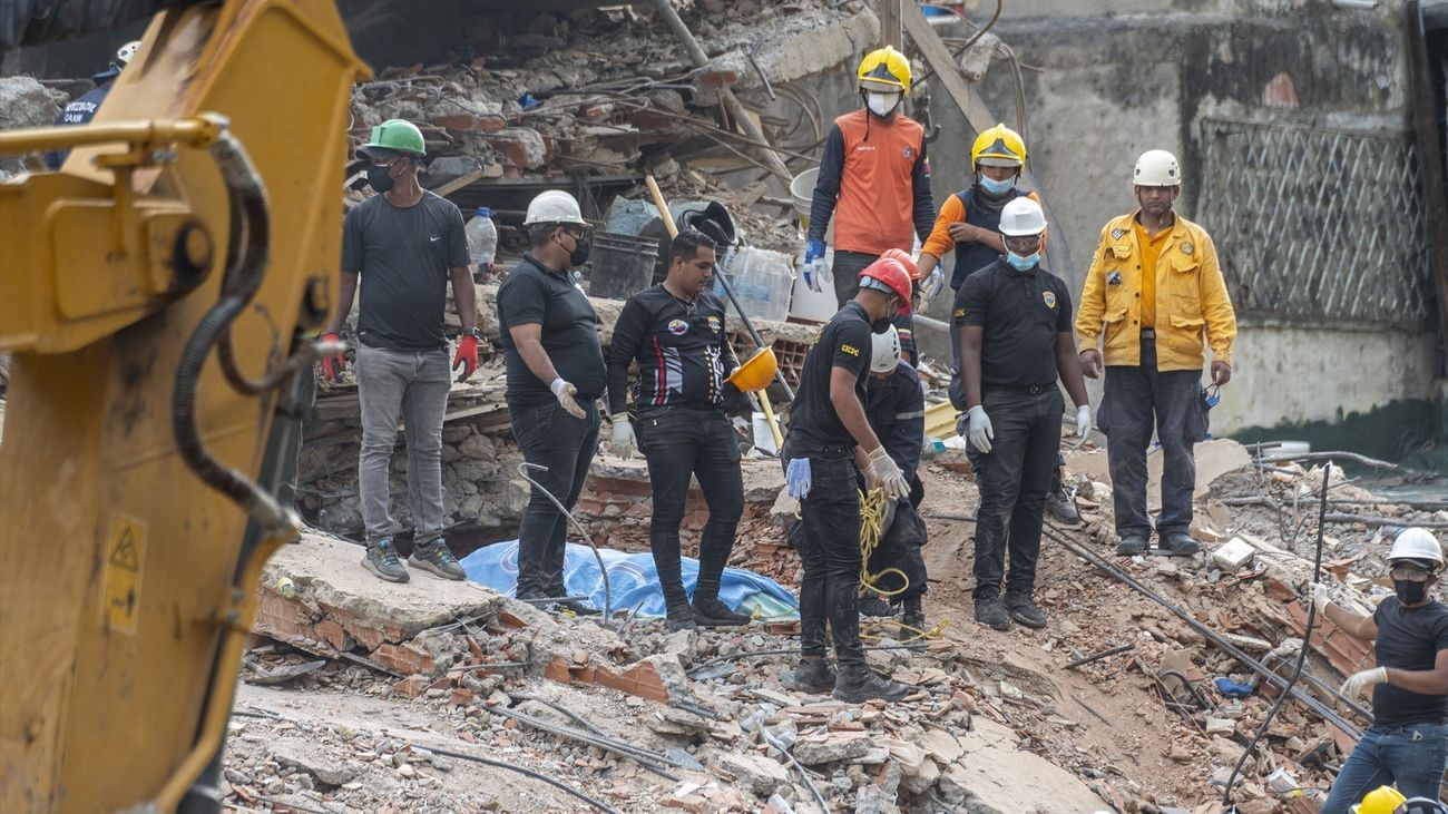 Continúa el agónico rescate de Hernán, el superviviente que lleva siete días bajo los escombros en Venezuela