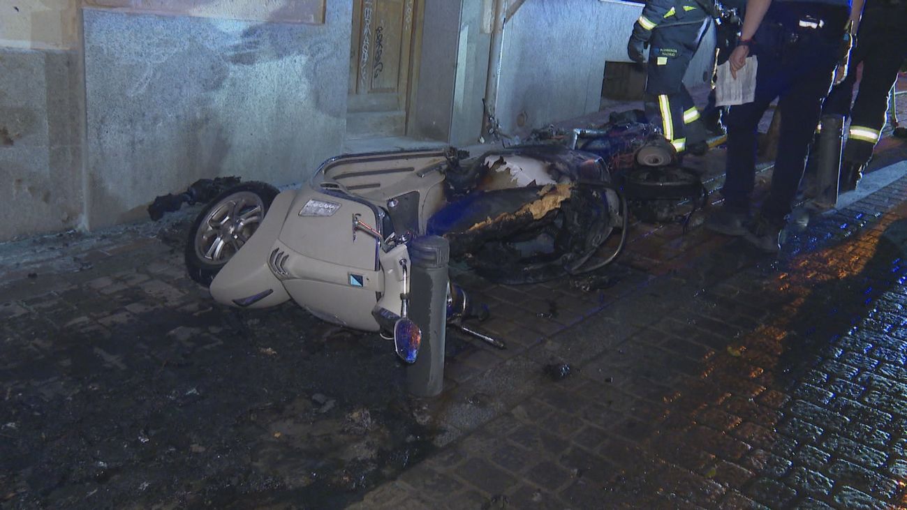 Incendio en la vía pública: Arden dos motos en la calle Escorial, en Malasaña