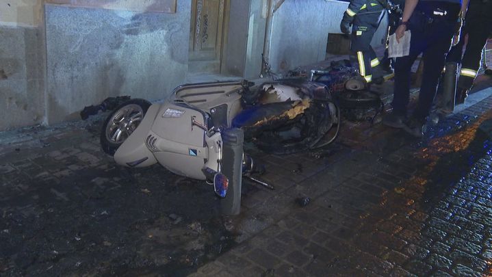 Incendio en la vía pública: Arden dos motos en la calle Escorial, en Malasaña