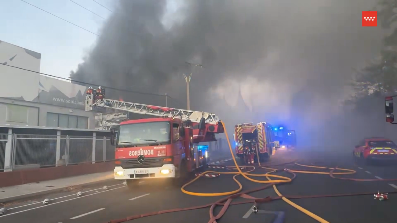 Arde la nave industrial de un almacén y bazar en Leganés