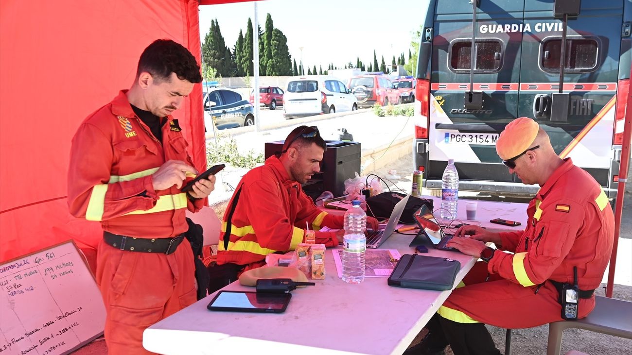 Agentes de la UME en el Puesto de Mando Avanzado del incendio de Leciñena,