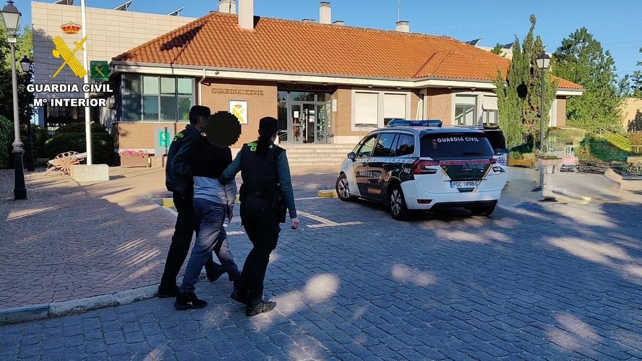 Guardia Civil deteniendo a uno de los presuntos ladrones de volantes de coches de alta gama en Arromoyolinos