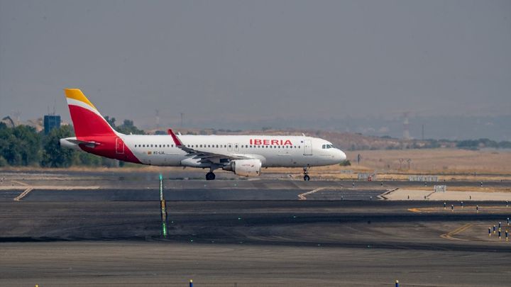 Avión de Iberia preparado para despegar en el Aeropuerto Adolfo Suárez Madrid-Barajas