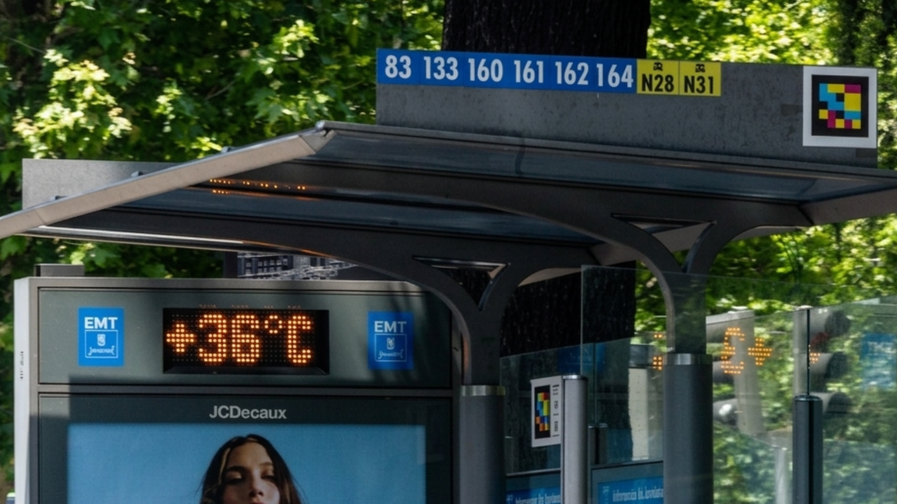 Termómetro en una marquesina de autobús en Madrid