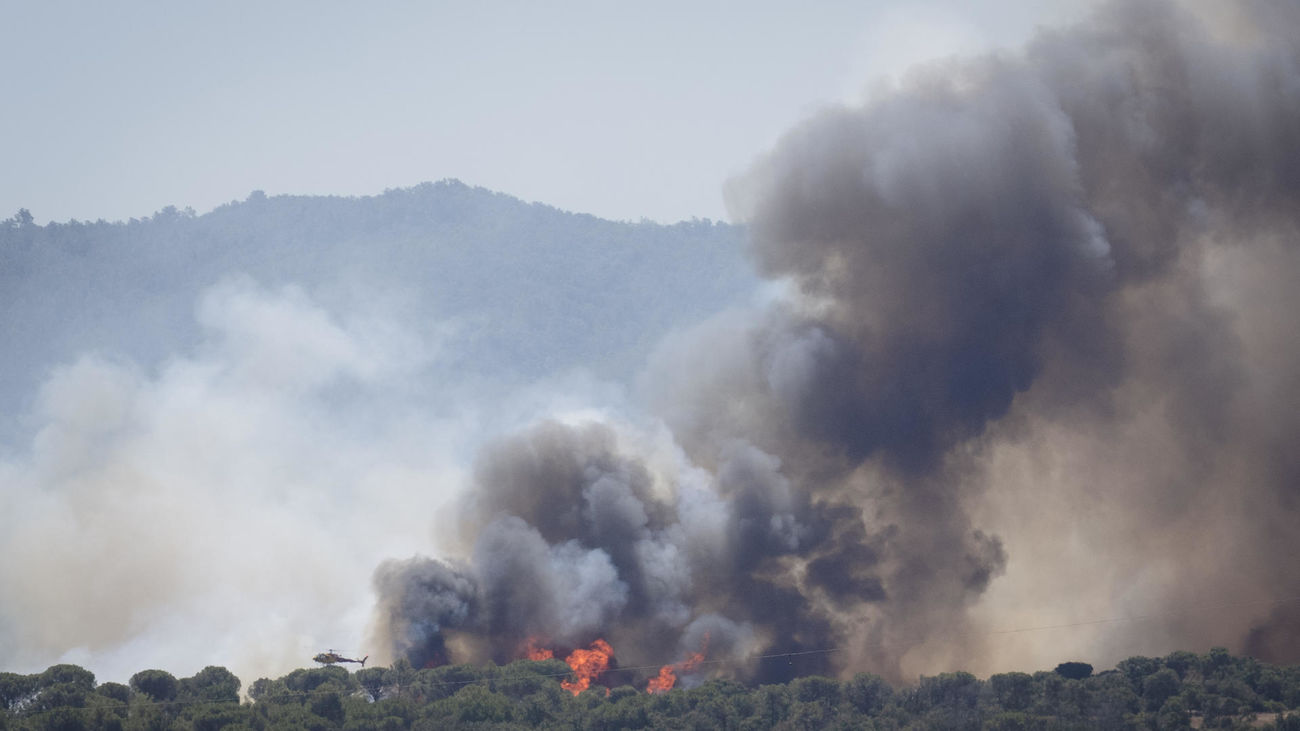 Varias localidades confinadas por el avance del incendio en La Bisbal d' Empordà