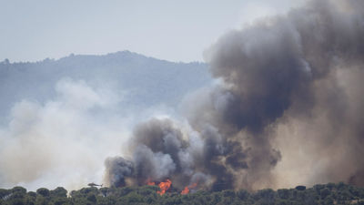 Varias localidades confinadas por el avance del incendio en La Bisbal d' Empordà
