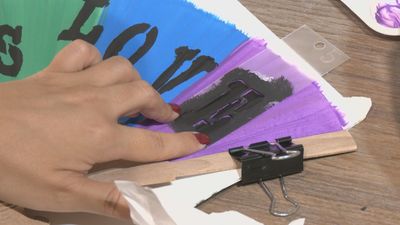 Abanicos personalizados de todos los colores: así se prepara Madrid para la gran fiesta del Orgullo