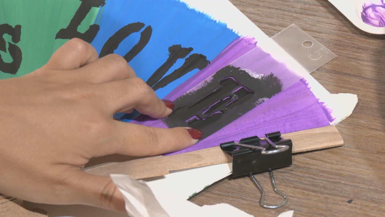 Abanicos personalizados de todos los colores: así se prepara Madrid para la gran fiesta del Orgullo