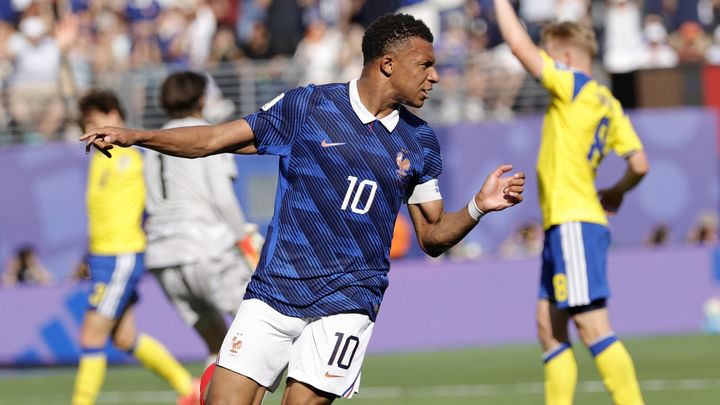 3-0. Mbappé ajusticia a Suecia