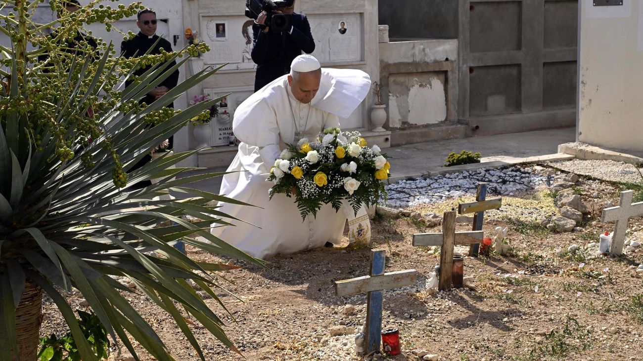 El papa León XIV rinde homenaje en Lampedusa a los migrantes muertos en el Mediterráneo