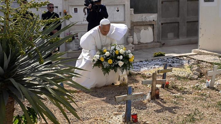 El papa León XIV rinde homenaje en Lampedusa a los migrantes muertos en el Mediterráneo