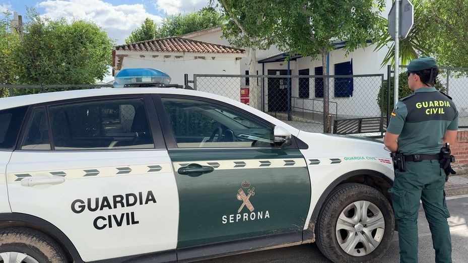 Muere una guardia civil tiroteada por su expareja, también agente, en el cuartel de Llanes (Asturias)