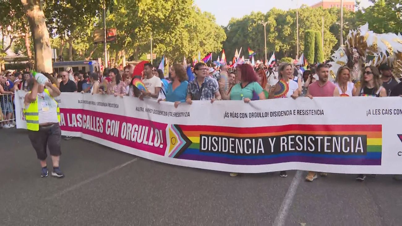 Madrid se tiñe de  color para pedir igualdad total y refuerzo de los derechos LGTBI