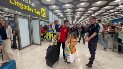 La emotiva llegada a Barajas de dos bomberos de Madrid desde los terremotos de Venezuela: "Estamos tristes"
