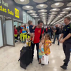 La emotiva llegada a Barajas de dos bomberos de Madrid desde los terremotos de Venezuela: "Estamos tristes"