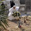 El papa León XIV rinde homenaje en Lampedusa a los migrantes muertos en el Mediterráneo