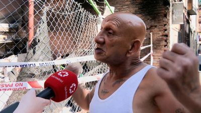 Susto e indignación en Vallecas: un incendio en un solar revela a un hombre viviendo entre montañas de chatarra