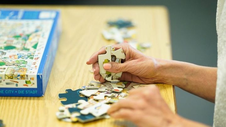 Una persona con enfermedad mental hazle un puzle