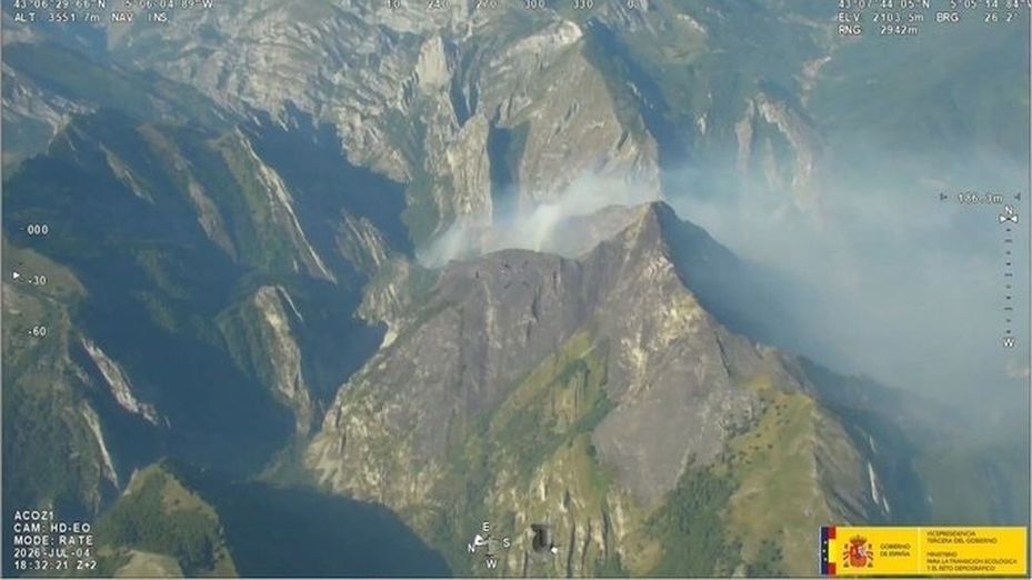 El incendio en Picos de Europa provoca desprendimientos y corta de nuevo la N-625 en León