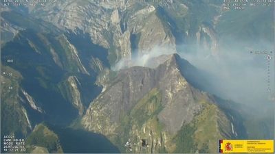 El incendio en Picos de Europa provoca desprendimientos y corta de nuevo la N-625 en León