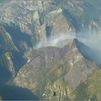 El incendio en Picos de Europa provoca desprendimientos y corta de nuevo la N-625 en León
