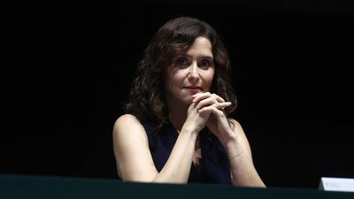 Ayuso llama a los jóvenes a "rebelarse" contra la "decadencia" y defiende que "nadie está por encima de las leyes"